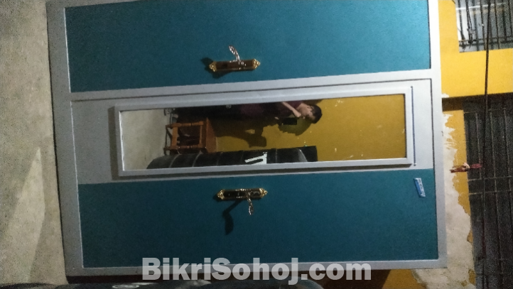 স্টিলের আলমারি